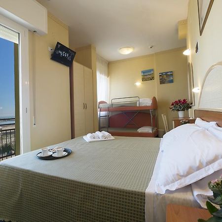 Hotel Crosal Rimini Eksteriør billede