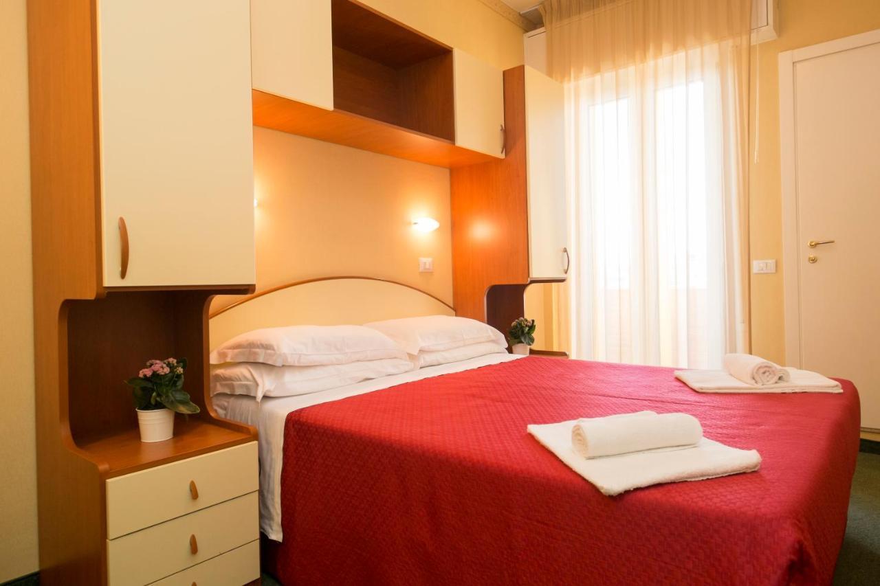 Hotel Crosal Rimini Eksteriør billede