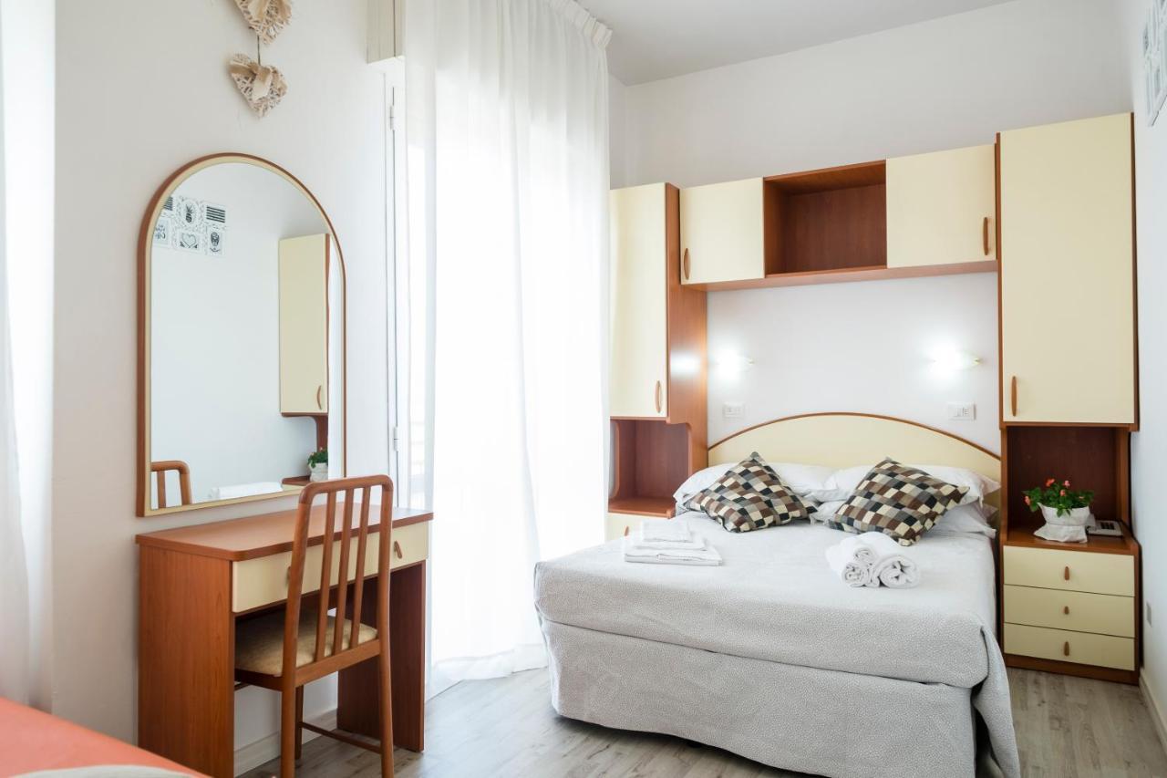 Hotel Crosal Rimini Eksteriør billede