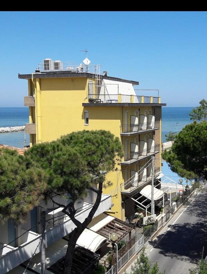 Hotel Crosal Rimini Eksteriør billede