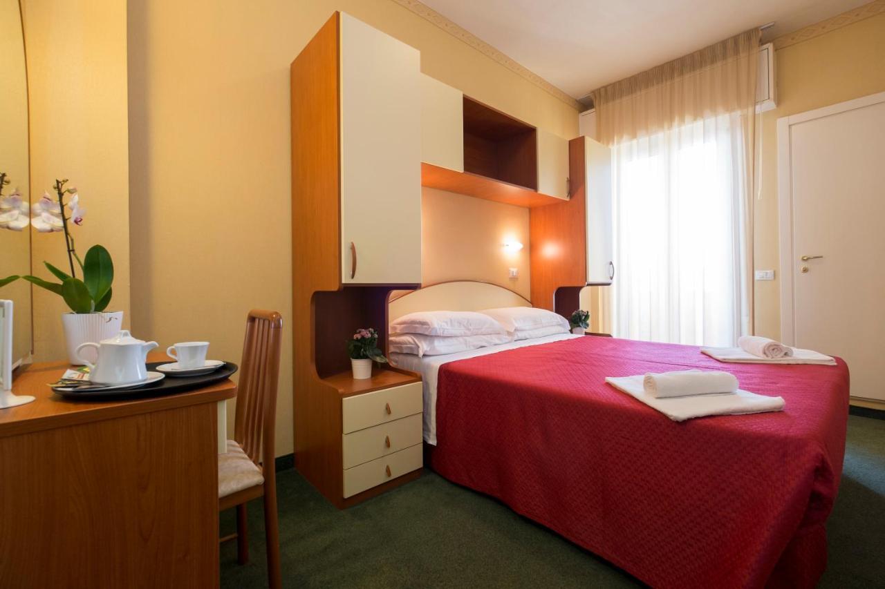 Hotel Crosal Rimini Eksteriør billede