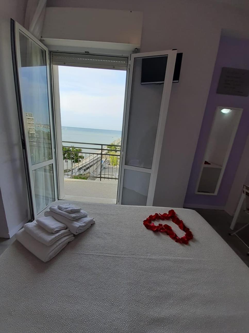 Hotel Crosal Rimini Eksteriør billede