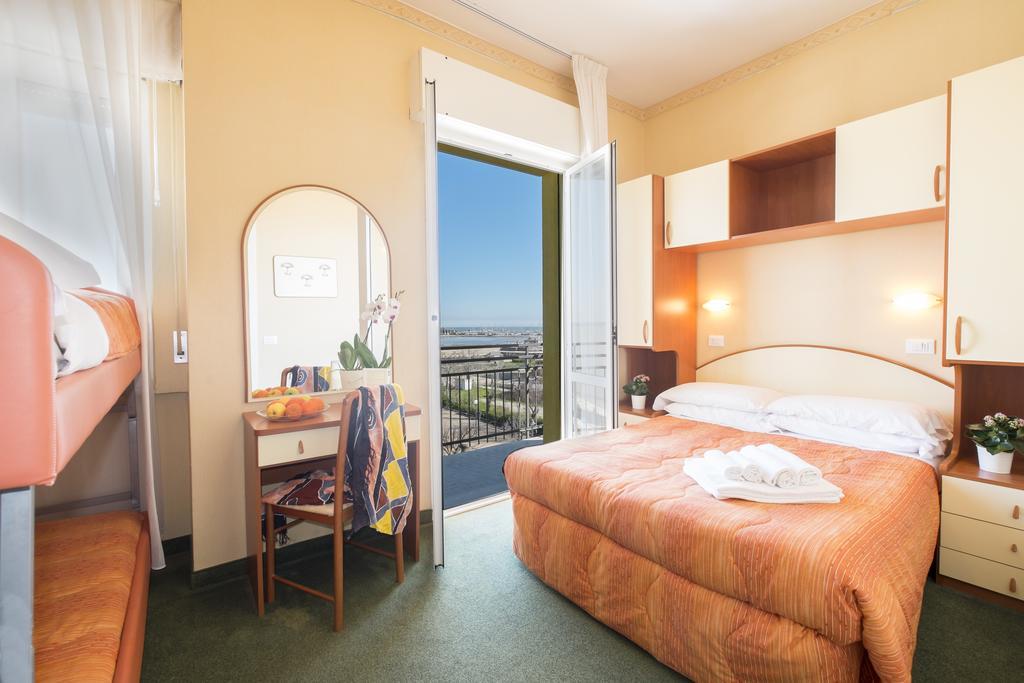 Hotel Crosal Rimini Eksteriør billede