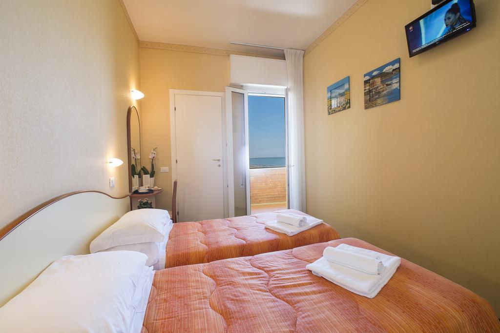 Hotel Crosal Rimini Eksteriør billede