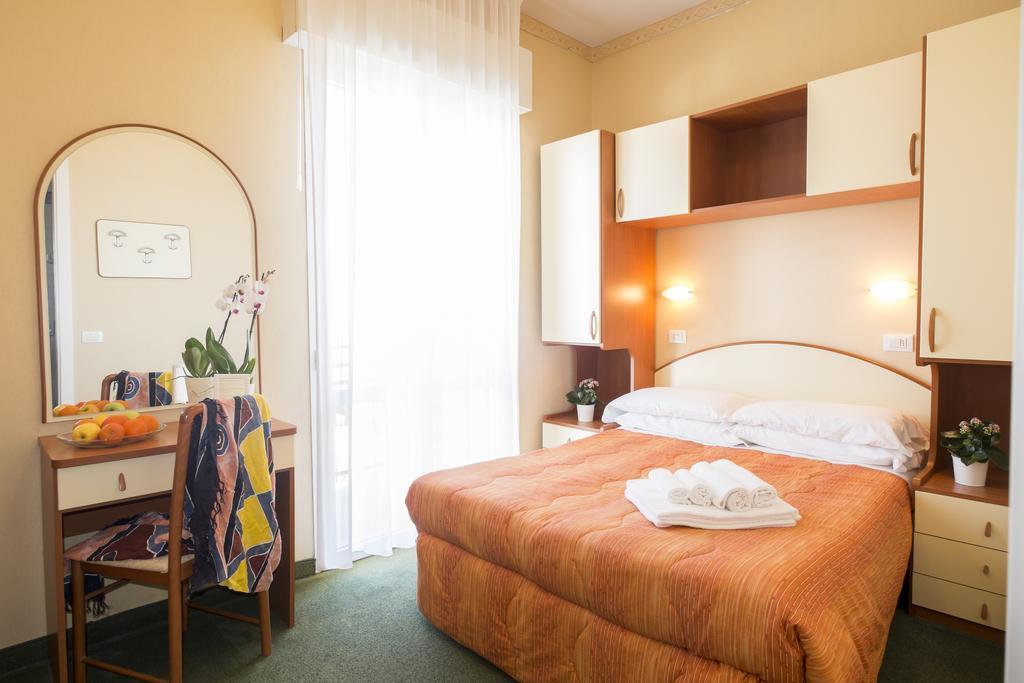 Hotel Crosal Rimini Eksteriør billede