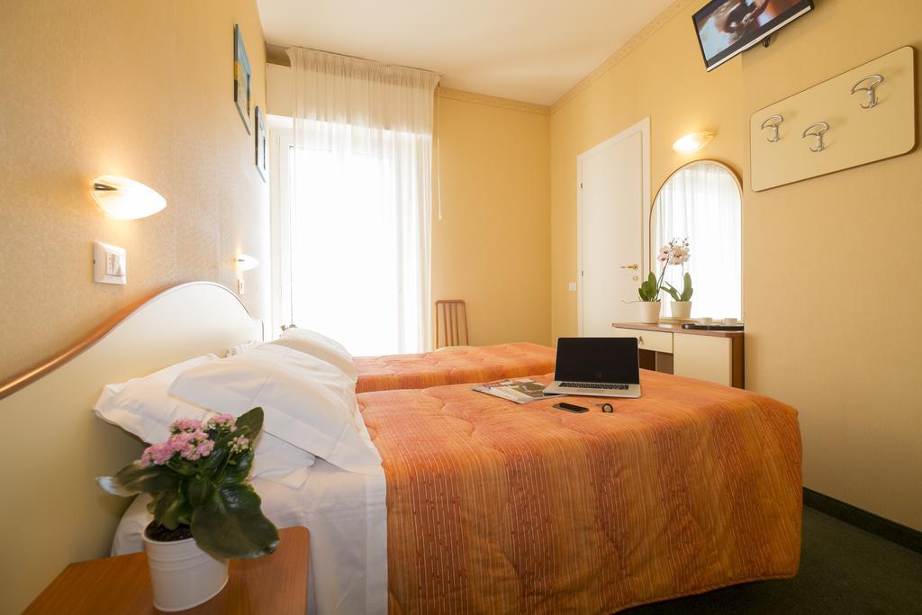 Hotel Crosal Rimini Eksteriør billede