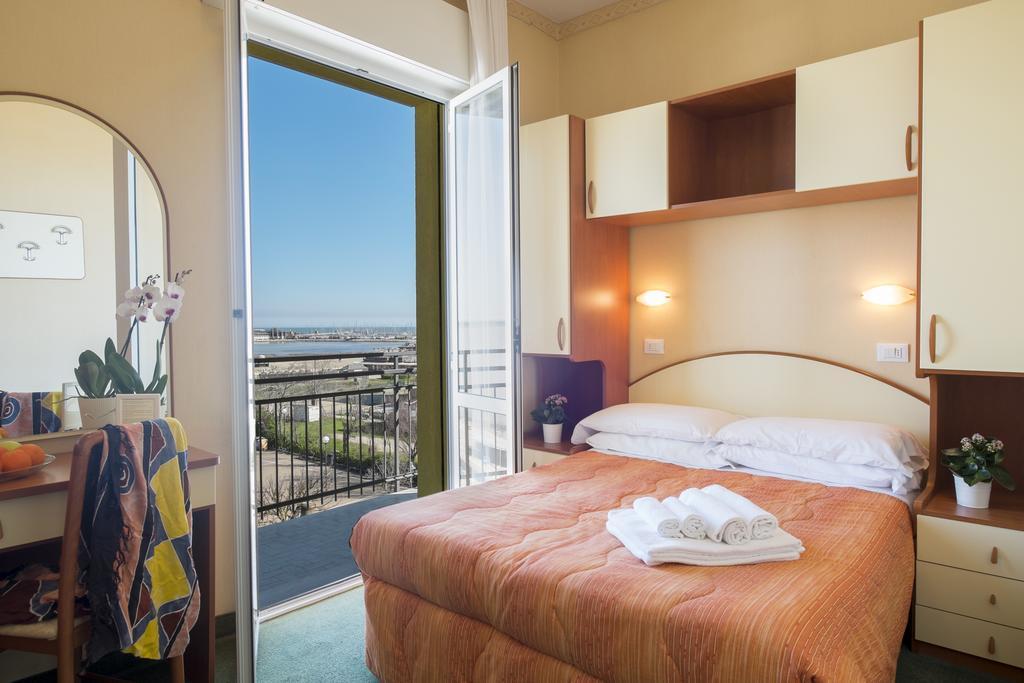 Hotel Crosal Rimini Eksteriør billede