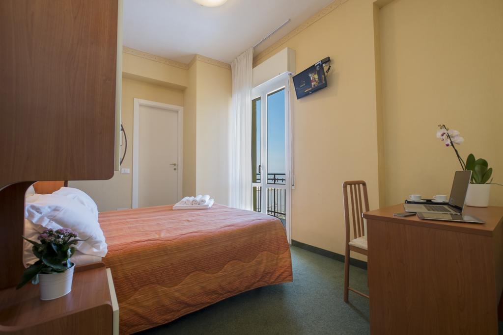 Hotel Crosal Rimini Eksteriør billede