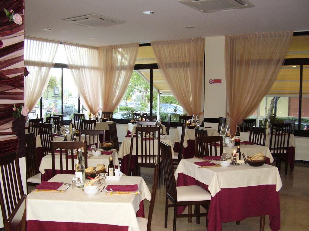 Hotel Crosal Rimini Eksteriør billede