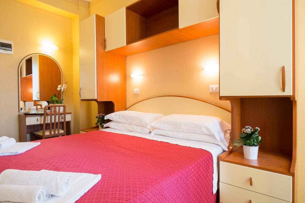 Hotel Crosal Rimini Eksteriør billede